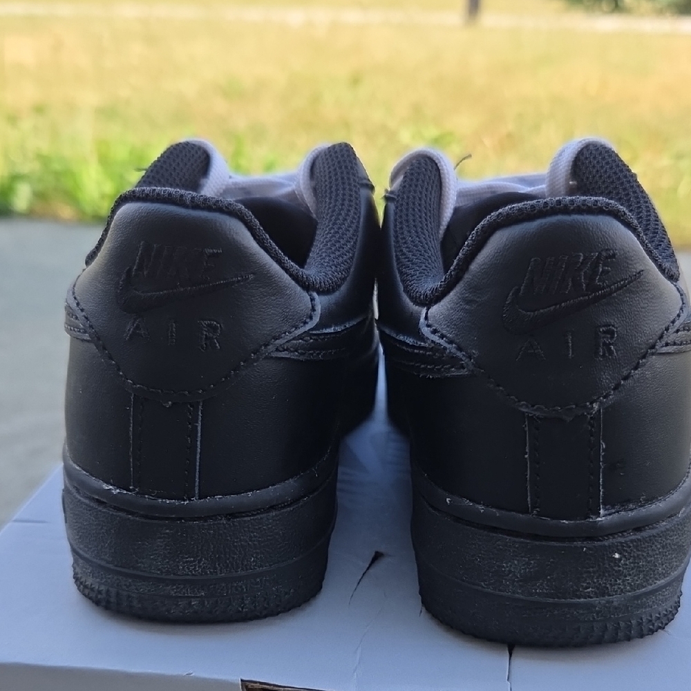 Nike Air Force 1 LE Black Sneakers With White Laces - Picture 4 of 7